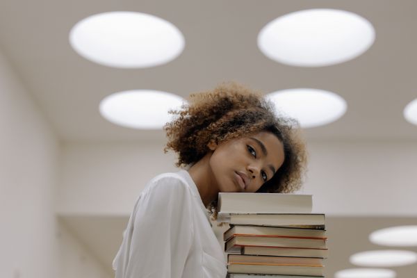 Neste artigo, listamos 10 livros sobre finanças para mulheres, um execelente forma de conseguir conhecimento para a sua gestão financeira.