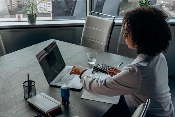 Neste artigo, compartilharemos cinco dicas essenciais de finanças para mulheres empreendedoras iniciantes.