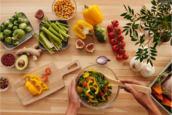 Neste artigo, abordaremos 10 alimentos comumente consumidos na dieta mediterrânea e seus benefícios para a saúde.