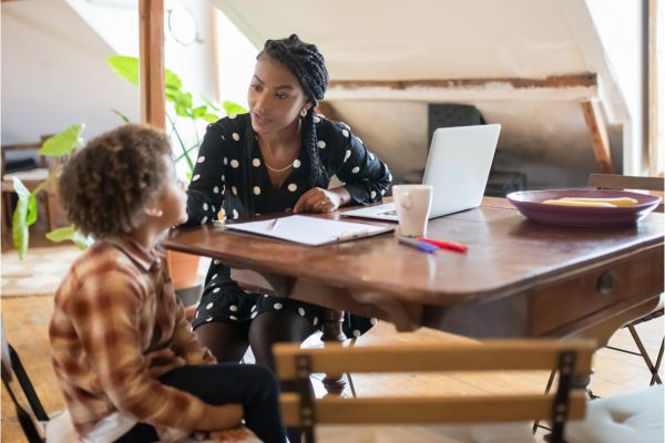 Finanças e maternidade: como equilibrar os gastos do lar com as despesas dos filhos